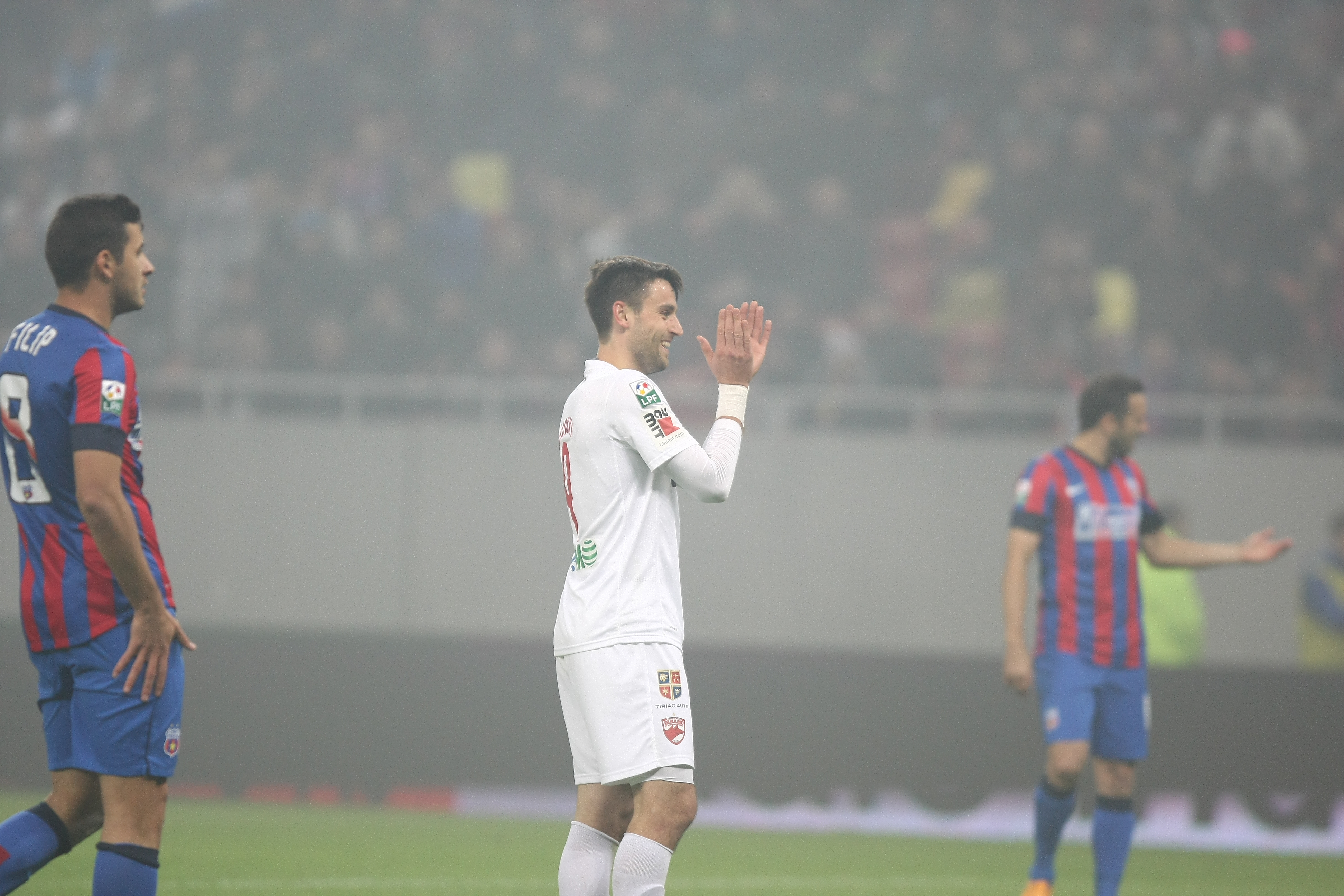 GALERIE FOTO&VIDEO/ DERBY-UL ROMÂNIEI, STEAUA - DINAMO 3-0. ^ Echipa din Ghencea i-a speriat pe ”câini” de Halloween! Szukala, Papp și Keșeru au înscris pentru roș-albaștri. Arlauskis și Bărboianu, loviți de petardele aruncate de suporteri. Băiatul lui Florentin Petre a debutat la Dinamo