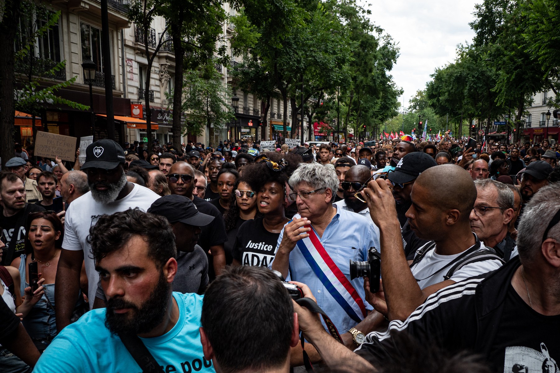 Sute de oameni au sfidat, la Paris, interdicția de a protesta, la o săptămână după revoltele urbane care au aruncat Franța în haos. VIDEO