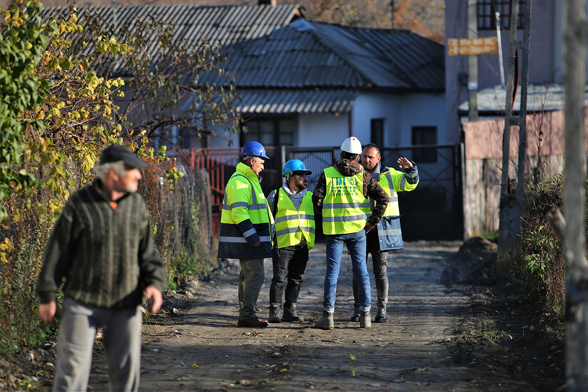 FOTOREPORTAJ. După săptămâni de tensiune, oamenii din Doiceşti au răsuflat uşuraţi când au văzut demolate ultimele turnuri ale fostei termocentrale: „Ce frumos au căzut”