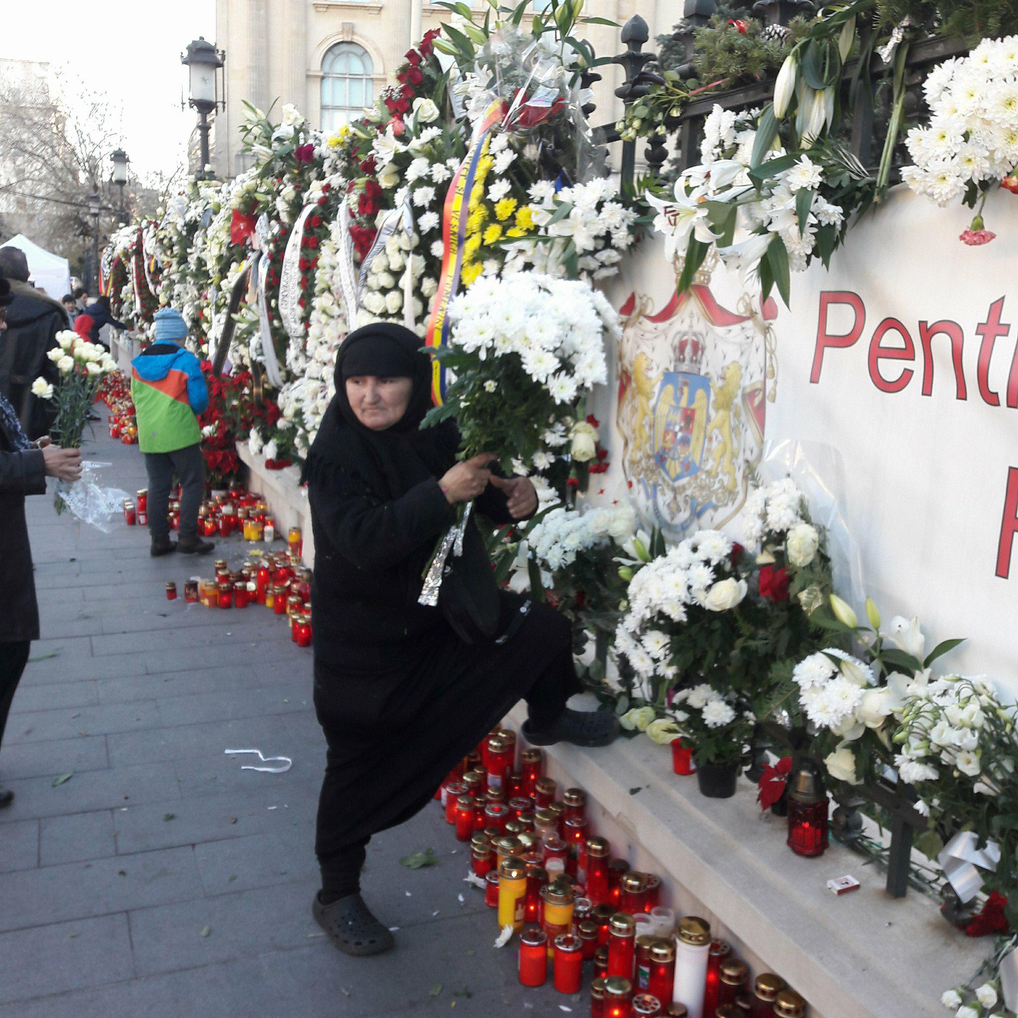 Scandal la gardul Palatului Regal. Femeie acuzată că fură florile VIDEO