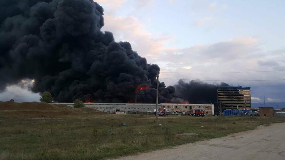 FOTO&VIDEO | Explozie la o fabrică de vopseluri din Orăştie. 370 de persoane au fost evacuate. Unul din răniți are arsuri pe 80% din suprafața corpului