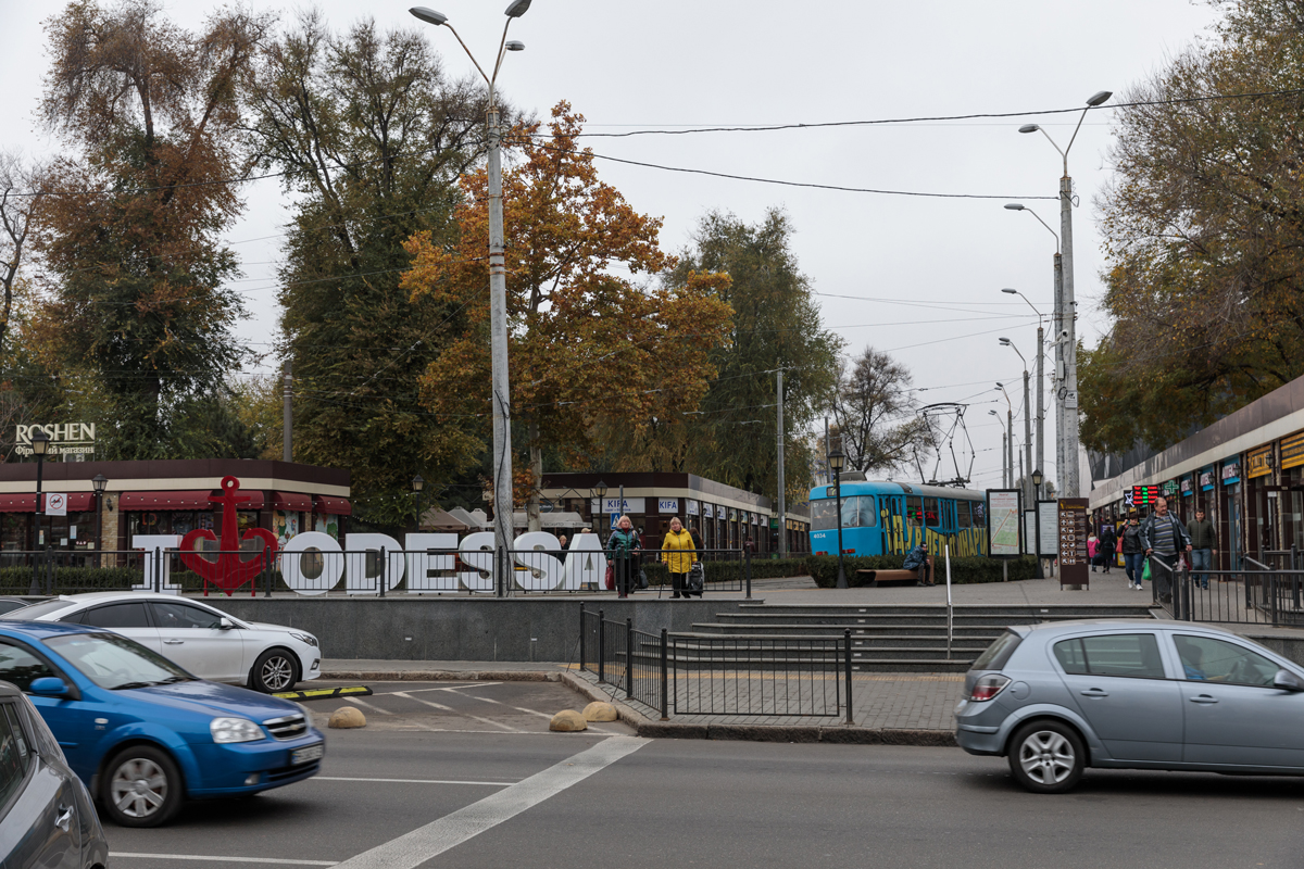 Însemnări din Odesa. Înainte de război, ghizii transportau turiștii cu mașini electrice. Astăzi, monumentele UNESCO sunt protejate în cutii antibombă