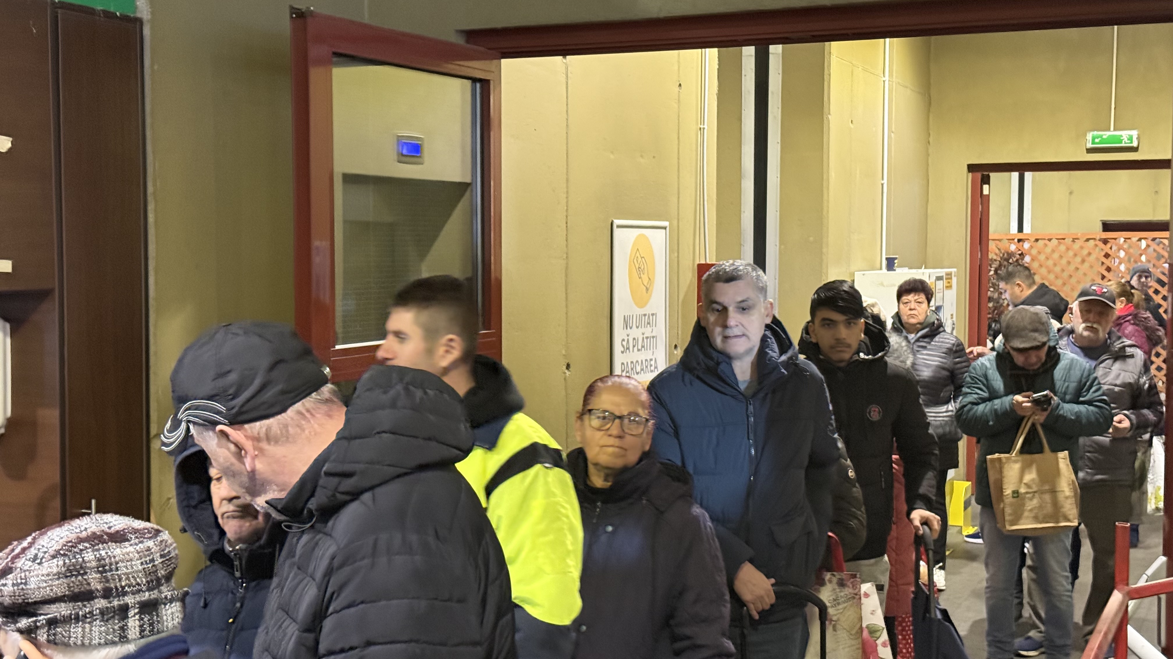 Cozile la lapte au revenit în București. De ce stau oamenii din nou la rând: „Nu mai găsești așa ceva”