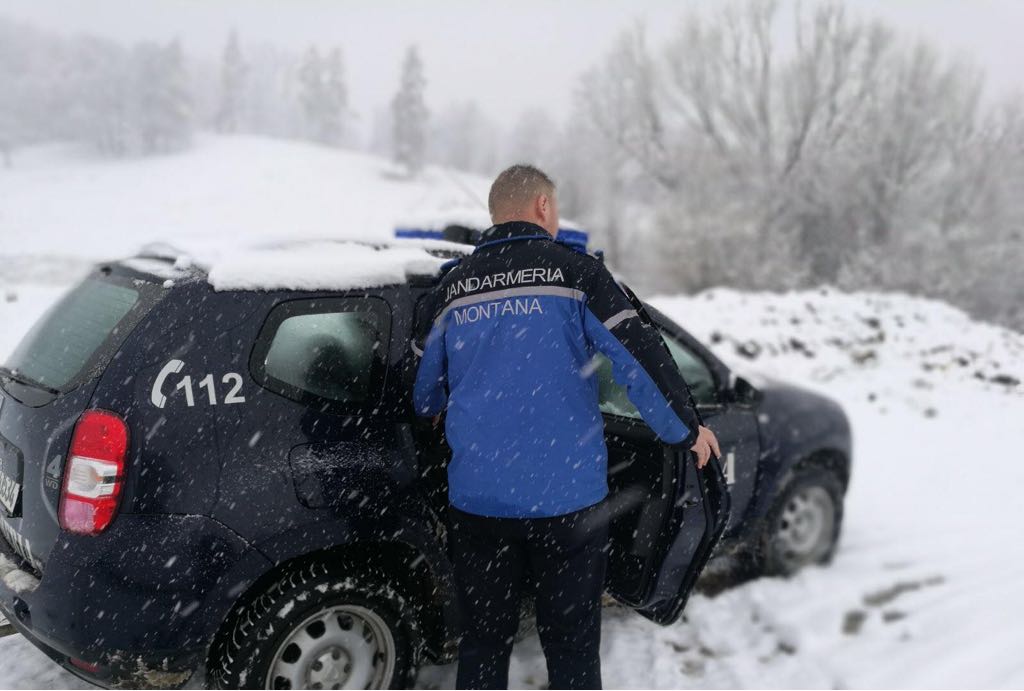 Bolnav psihic salvat din zăpadă de jandarmi, la Focșani. Tânărul era la bustul gol, desculț și cu pantaloni de pijama/ FOTO