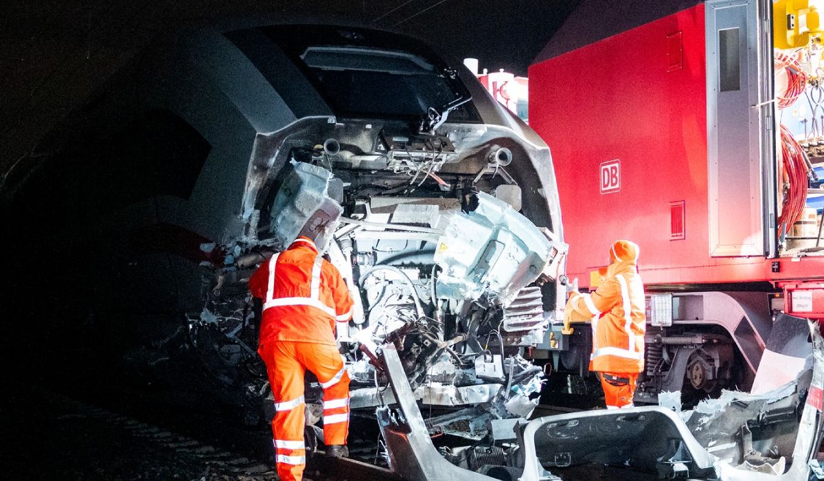 Un șofer român de TIR a sărit din cabină și a lăsat camionul pe șine, când a văzut că vine trenul, în Germania. Un mort și 25 de răniți