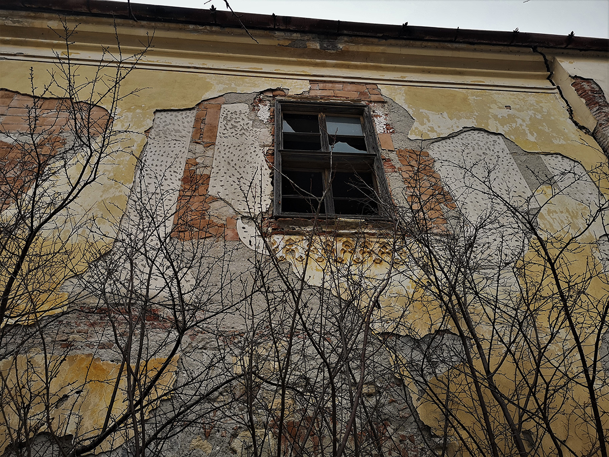 REPORTAJ. Un castel vechi de secole, din Ardeal, lăsat în voia sorții de beneficiarii retrocedării și de autorități: „Nu sunt fantome aici, doar sărăcie!”