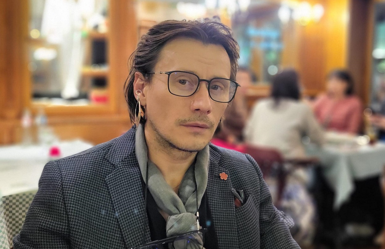 Marius Manole a explicat cum s-a accidentat pe scenă, în timpul spectacolului: „Așa mi-am rupt tot piciorul”. De ce nu ia o pauză pentru recuperare