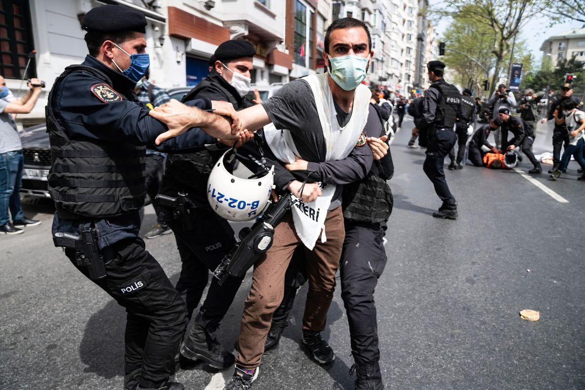 Proteste violente în Franța și Turcia, de Ziua Muncii. Sute de protestatari au fost reținuți