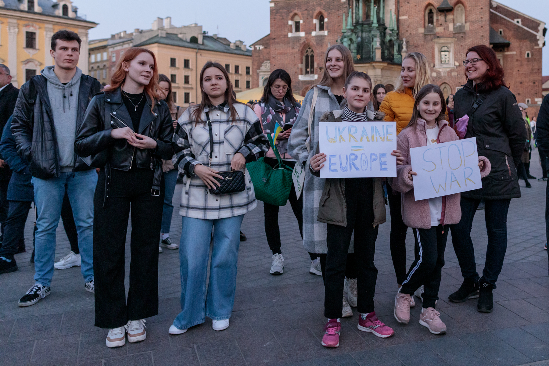REPORTAJ. Considerați „hienele Europei” de presa rusă, care-i amenință, ca pe ucraineni, cu „denazificarea”, polonezii strigă „Ce-i cu cârpa din balcon?!” în fața steagului consulatului rus