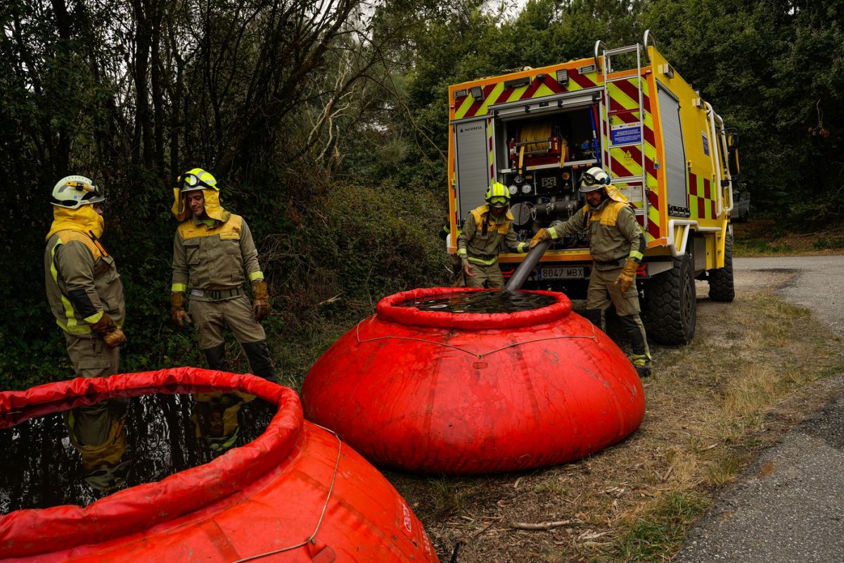 Șapte morți, între ei trei pompieri, și 40 de răniți, în incendiile de vegetație din Portugalia. Guvernul a declarat situație de „calamitate”