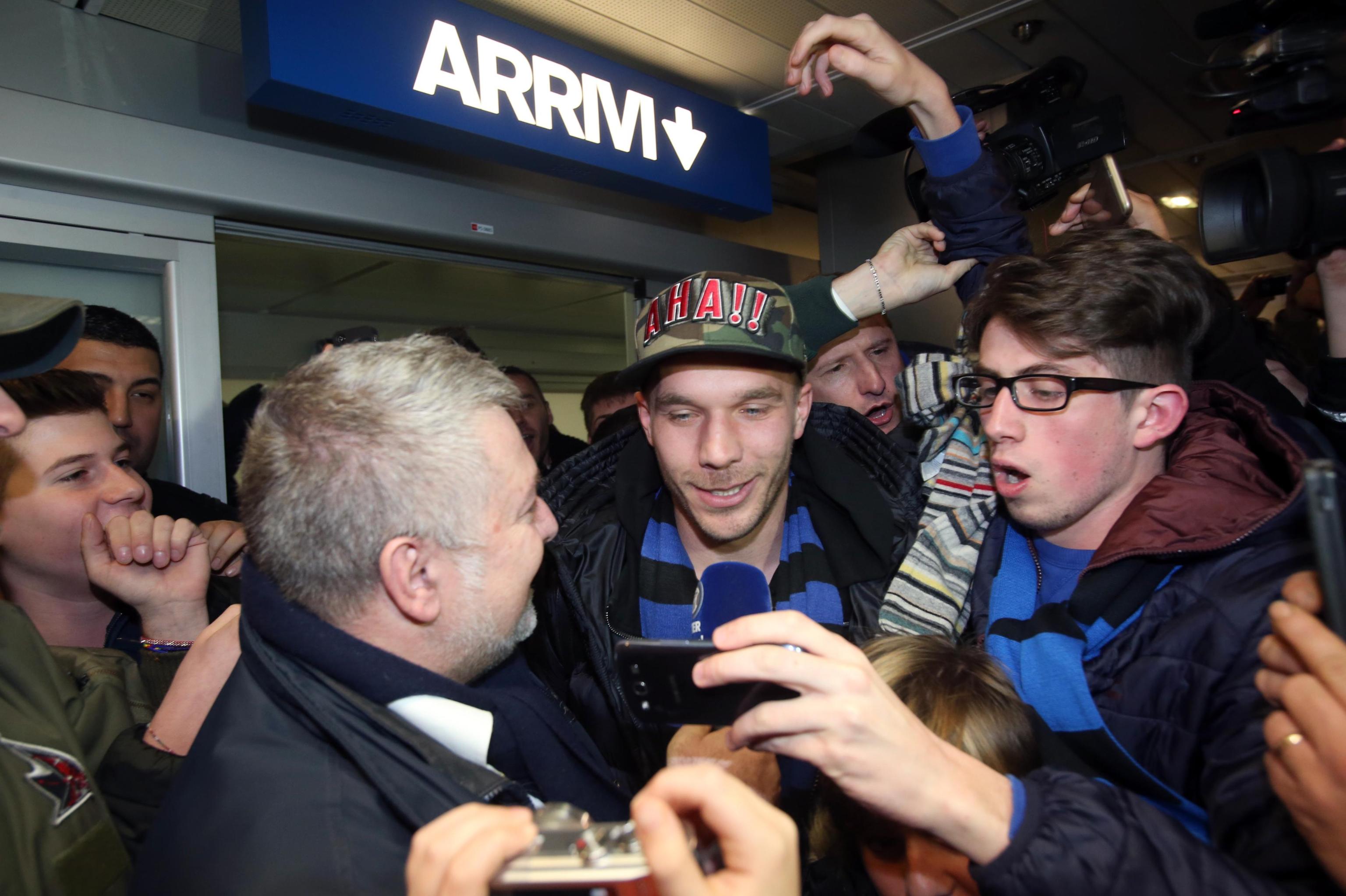 Lukas Podolski primit ca un REGE la Milano / GALERIE FOTO