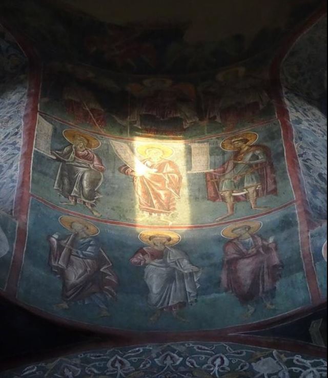 Lumina din biserica Pătrăuți, proiecție spectaculoasă de Crăciun. Minunea se întâmplă numai la marile sărbători