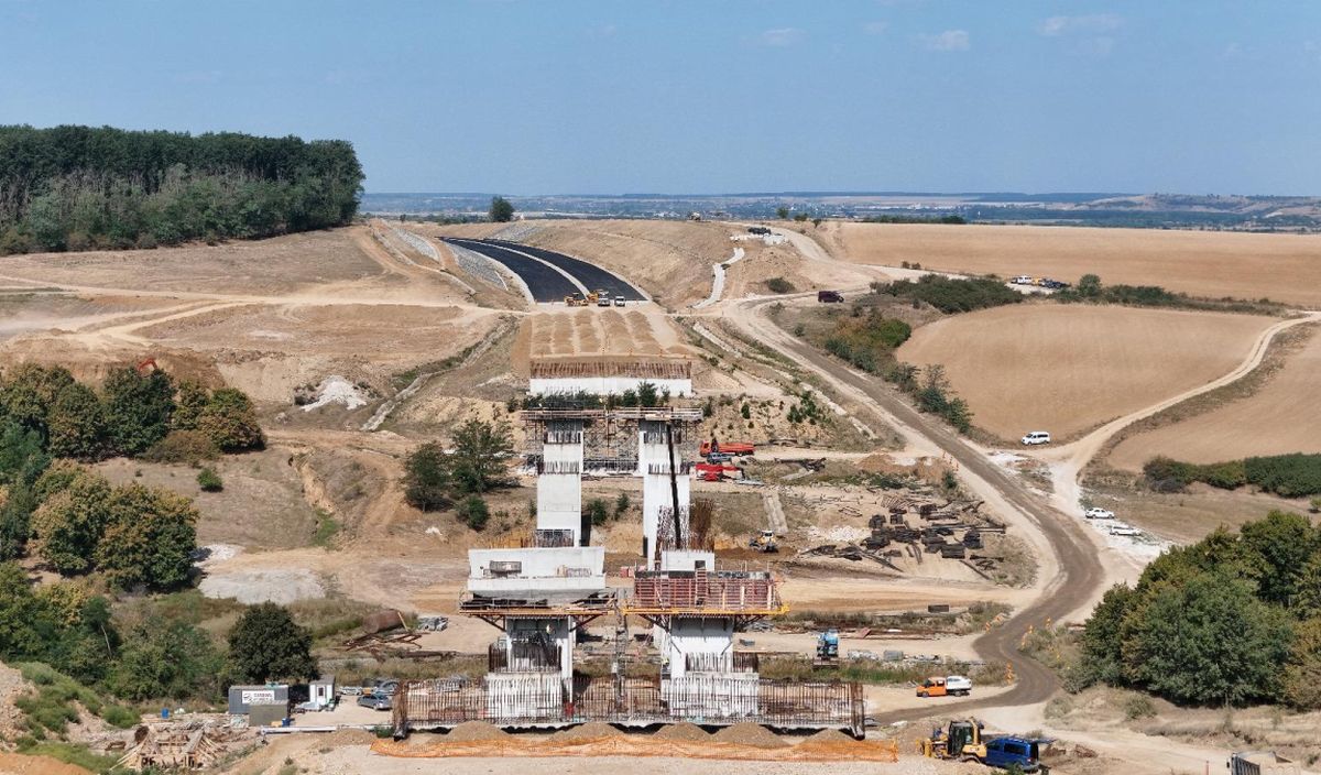 540 de muncitori cu 305 utilaje lucrează la Autostrada A3, pe secțiunea Suplacu de Barcău – Chiribiș