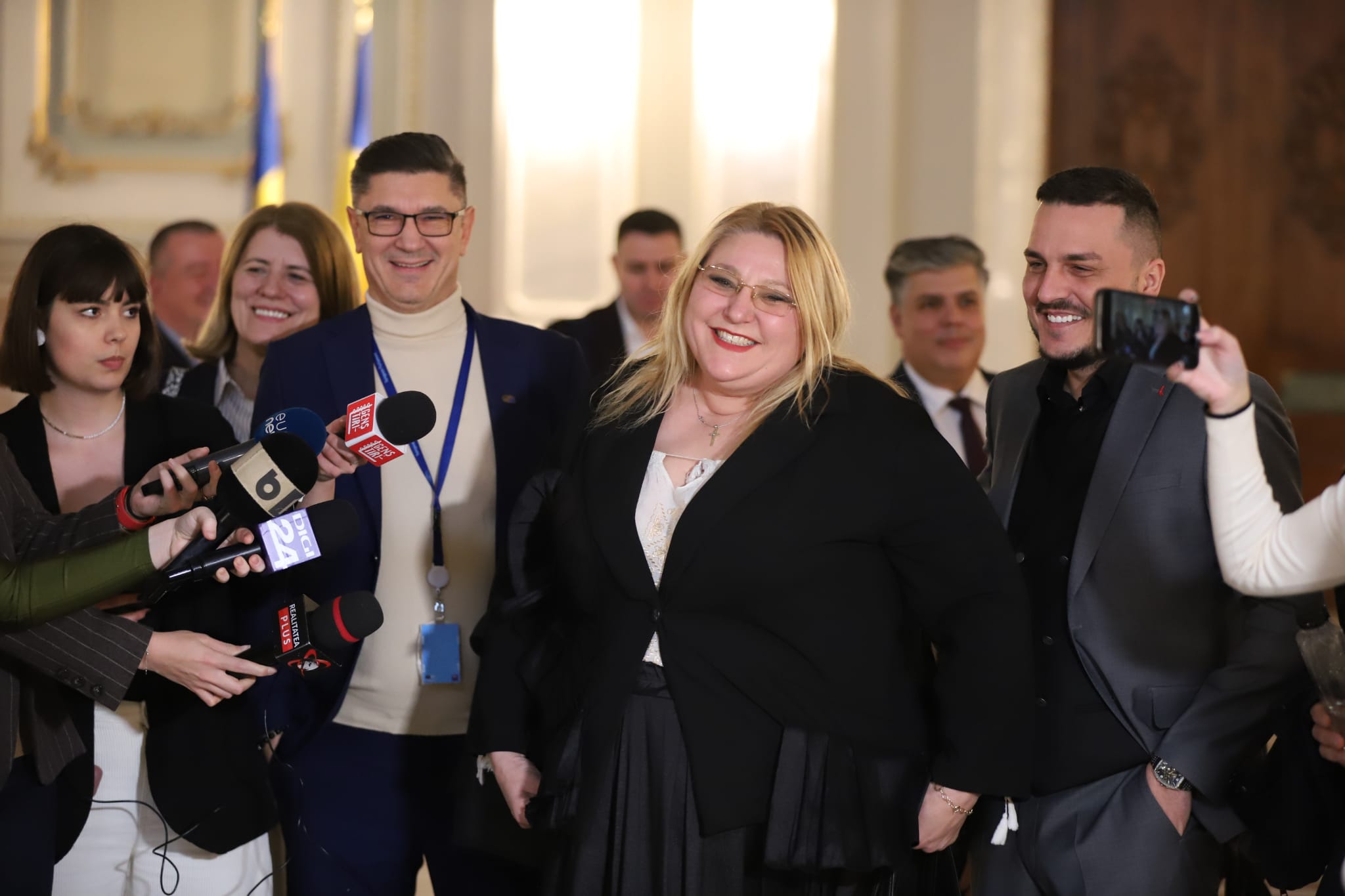 Prima zi din viața noului Parlament. Șoșoacă l-a flancat pe Ciucă, Becali a smuls microfonul unui jurnalist, iar liberalii se zbat între Crin și Nicușor