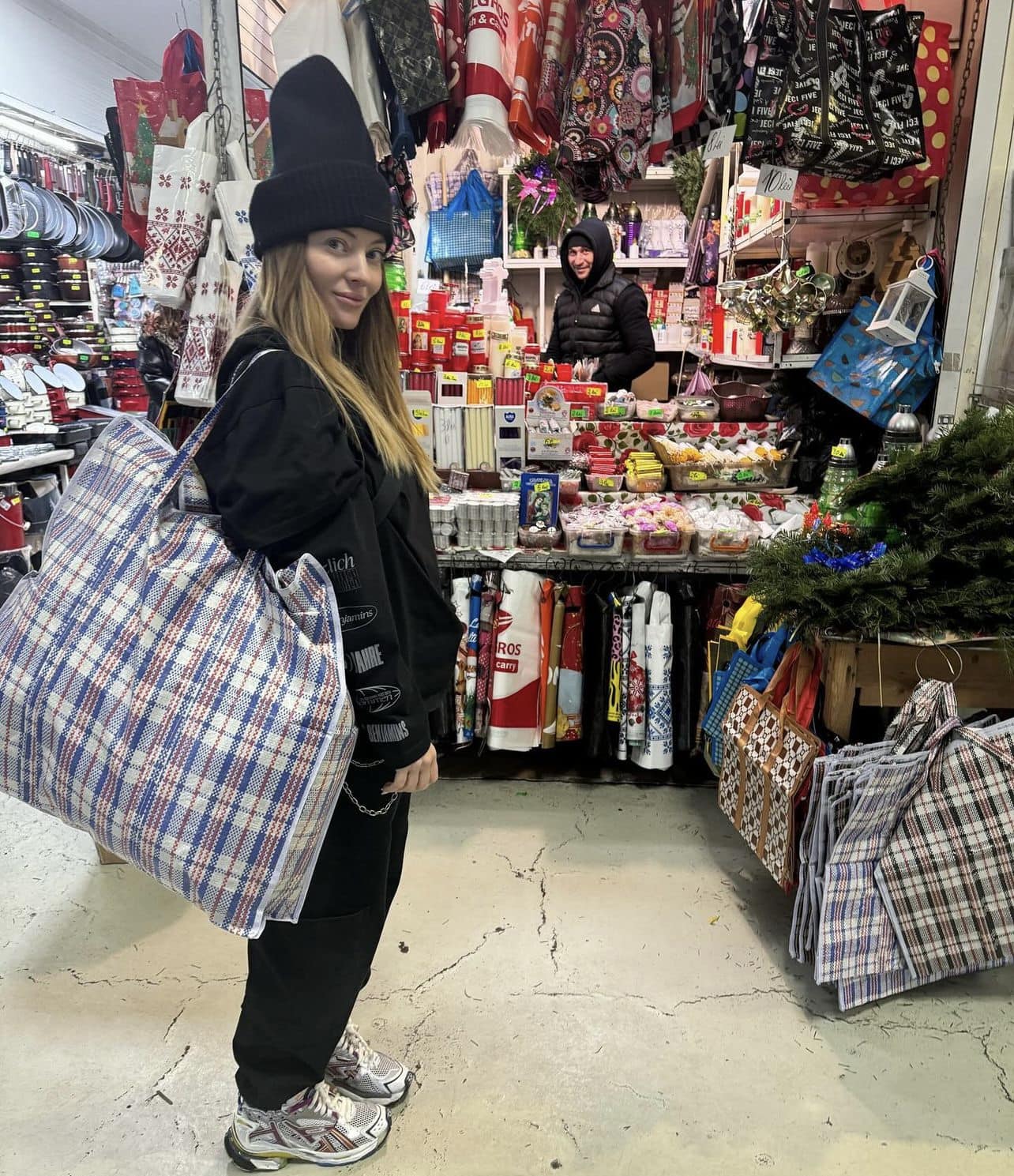 Delia și-a făcut cumpărăturile din piața Obor și a plecat acasă cu metroul. Ținuta vedetei a atras toate privirile celor din jur