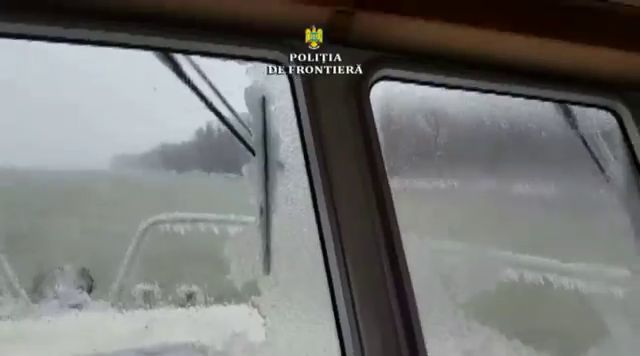 VIDEO/ Opt persoane rămase izolate și fără mâncare în Insula Mică a Brăilei din cauza vremii, salvate de polițiștii de frontieră