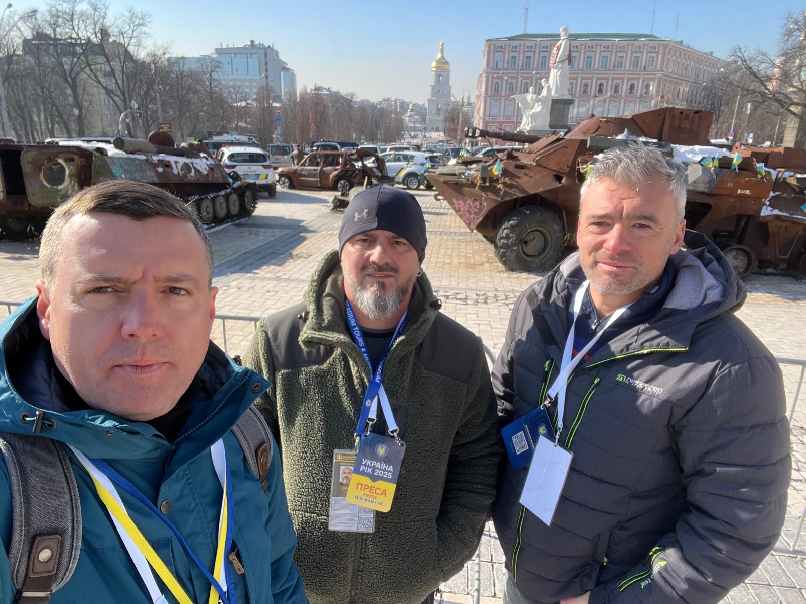 Cum se trăiește pe frontul din Ucraina. Relatările lui Alex Costache, jurnalistul TVR care a mers de 13 ori în mijlocul războiului: „Se auzeau obuzele cum vâjâiau în aer. Cădeau la 500 de metri de locul unde ne aflam”
