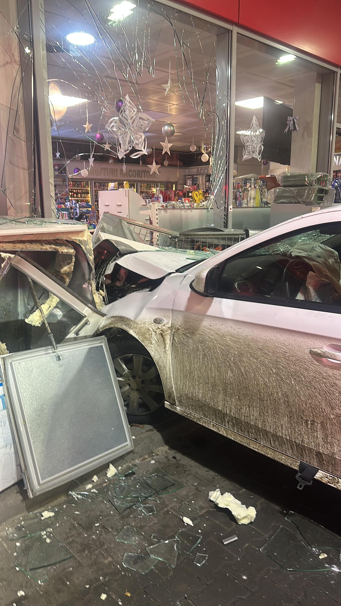 Un marocan a intrat cu mașina în vitrina unei benzinării din Timișoara