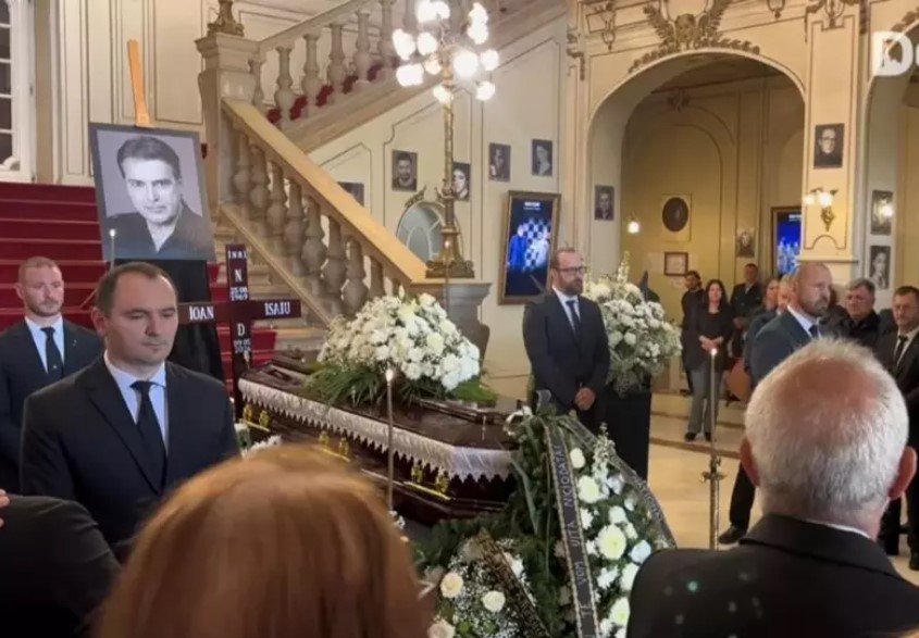 Imagini de la priveghiul lui Ioan Isaiu. Sicriul cu trupul neînsuflețit al actorului a fost depus la Teatrul Național Cluj-Napoca