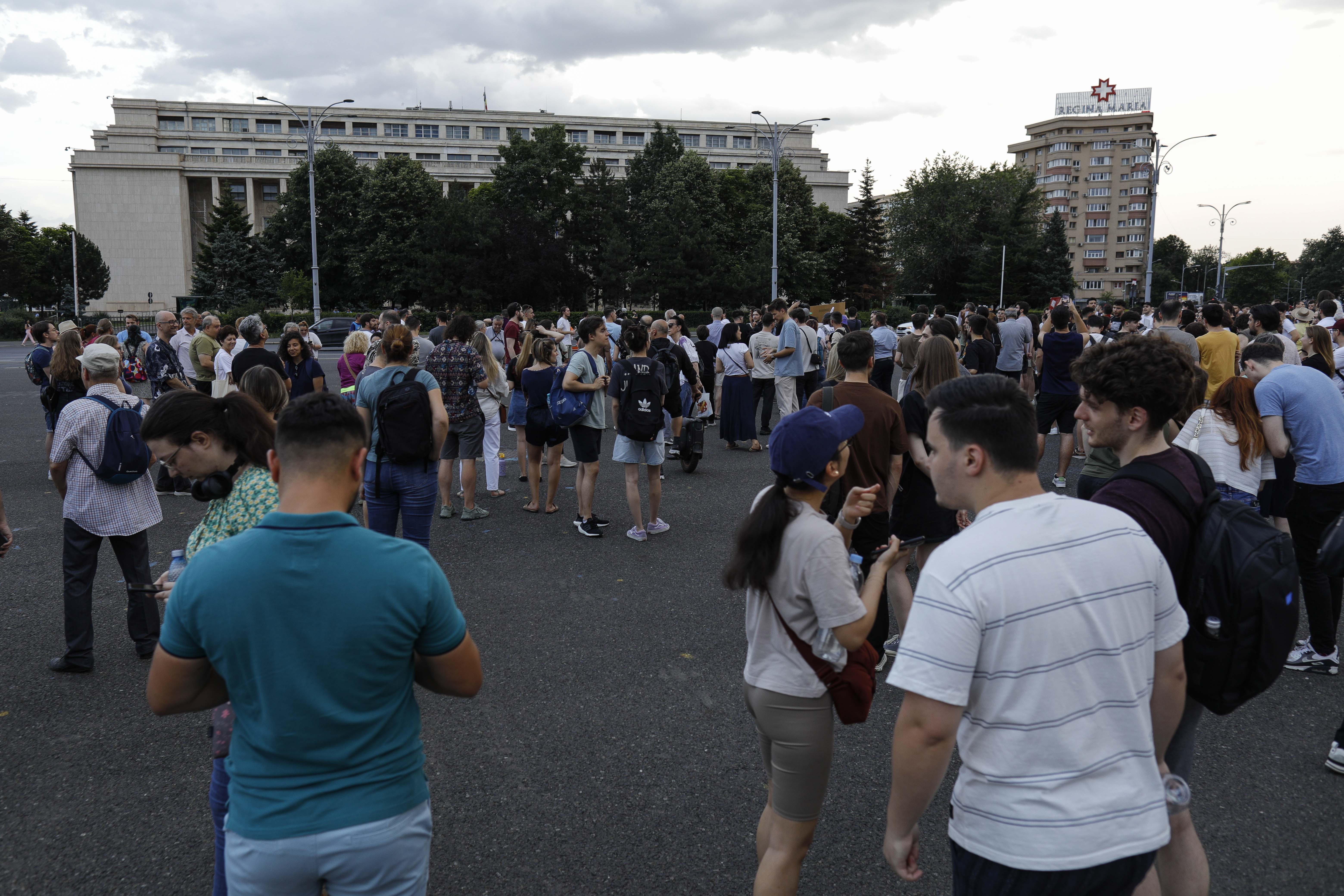 Protest în Piața Victoriei și la sediul AEP, la care a participat și Clotilde Armand: oamenii au cerut renumărarea voturilor