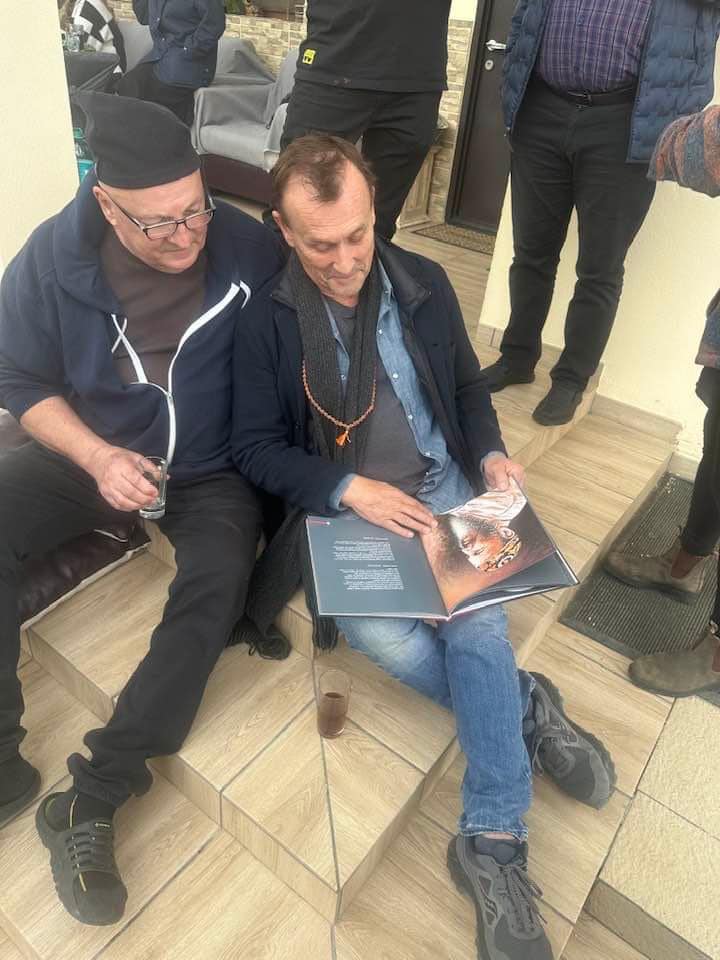 Bebe Cotimanis a petrecut Paștele alături de un cunoscut actor din serialul „Prison Break”. Robert Knepper a ajuns în România