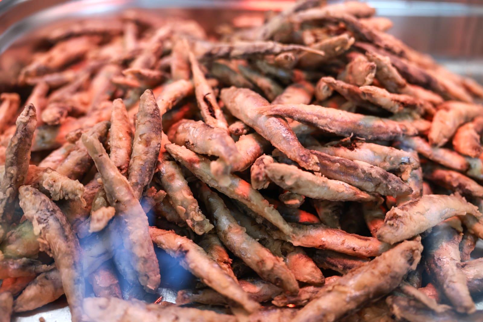 Borș pescăresc și mici din pește sub privirile bucureștenilor. Cât a ajuns să coste un kilogram de cozonac la târgul pescăresc de Florii