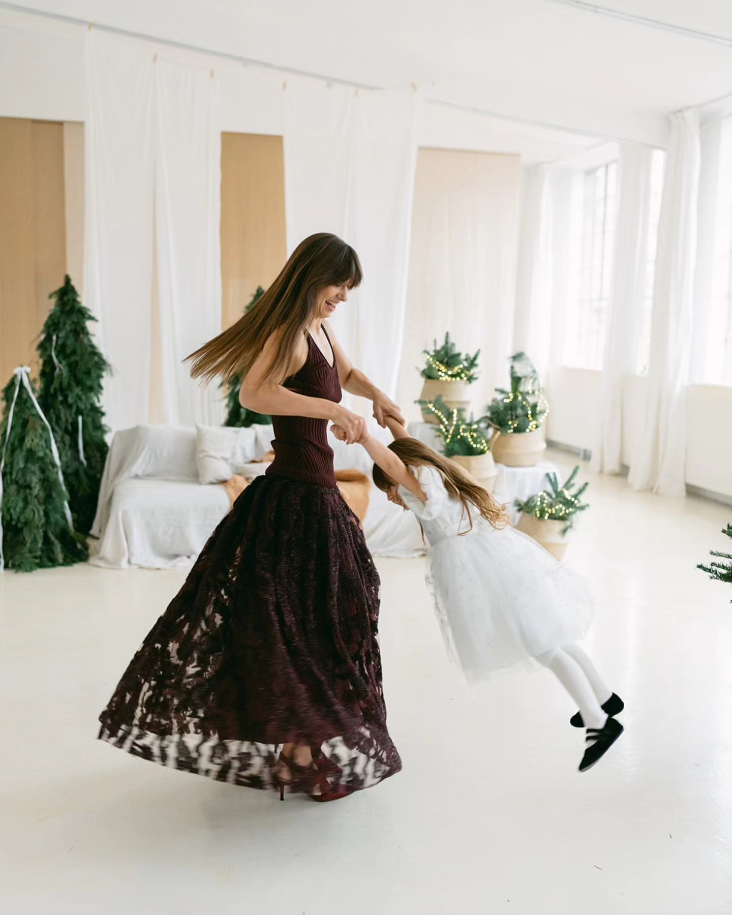 Imagini din sufrageria Danei Rogoz, decorată de Crăciun. A împodobit bradul alături de cei doi copii