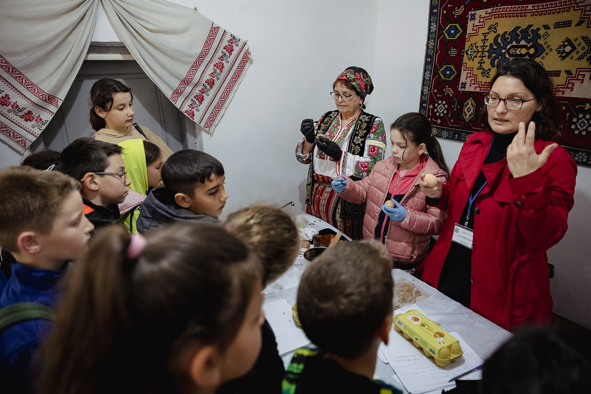 De Paști, la Muzeul Satului Vrâncean, sute de copii au lăsat smartphone-ul și au pus mâna pe chișiță, să încondeieze ouă. „Unii chiar au îndemânare, au ieșit lucruri faine”
