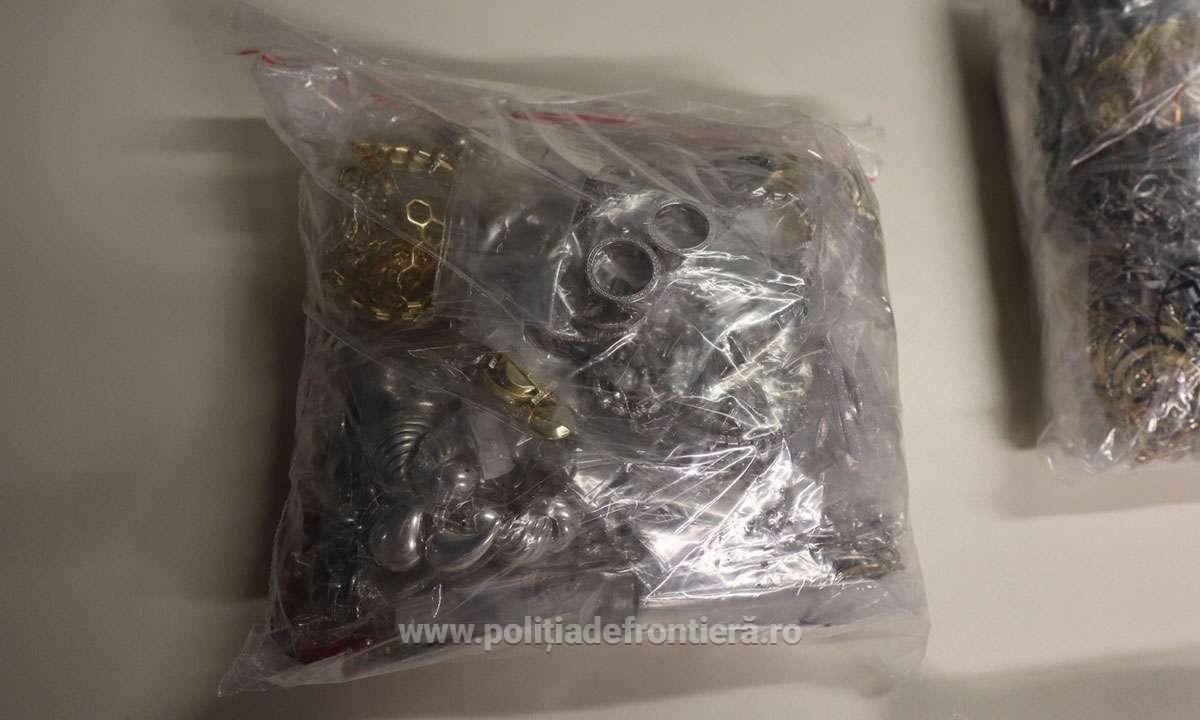 19 kilograme de bijuterii, ascunse în bagajul de mână al unei femei la Aeroportul Otopeni