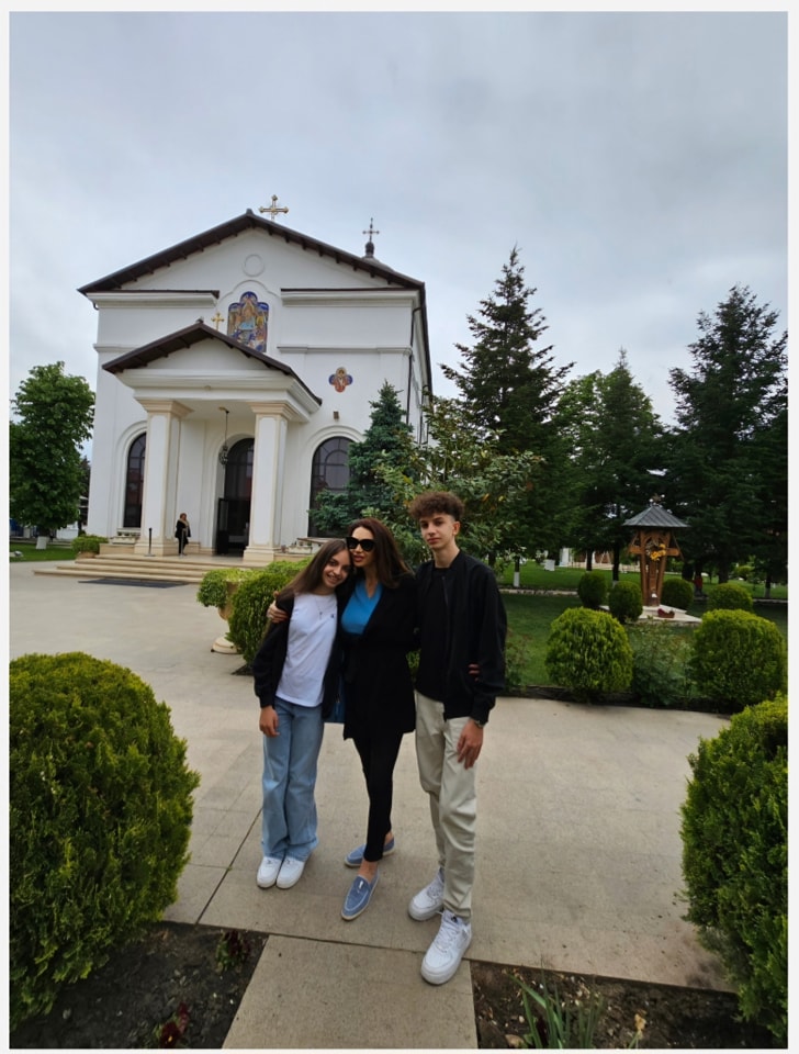 Imagini cu Cristina Spătar și cei doi copii în vacanță. Vedeta a cunoscut-o pe iubita fiului ei