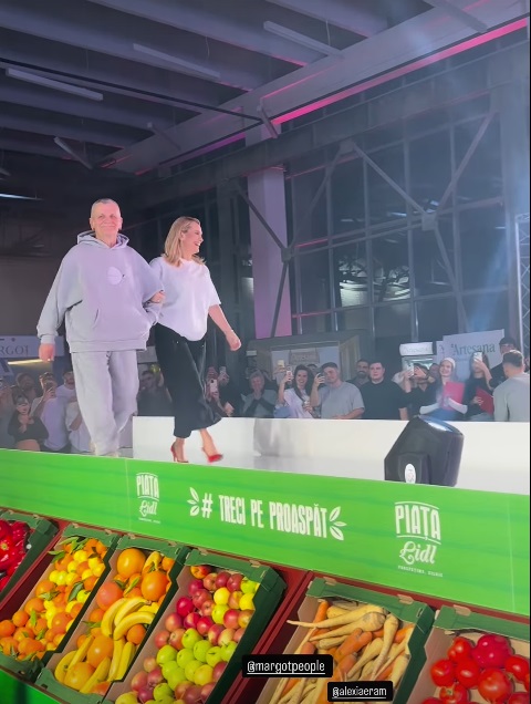 Cum a apărut Andreea Esca pe podiumul de modă alături de tatăl ei, care are 86 de ani. Au defilat în hainele create de Alexia Eram
