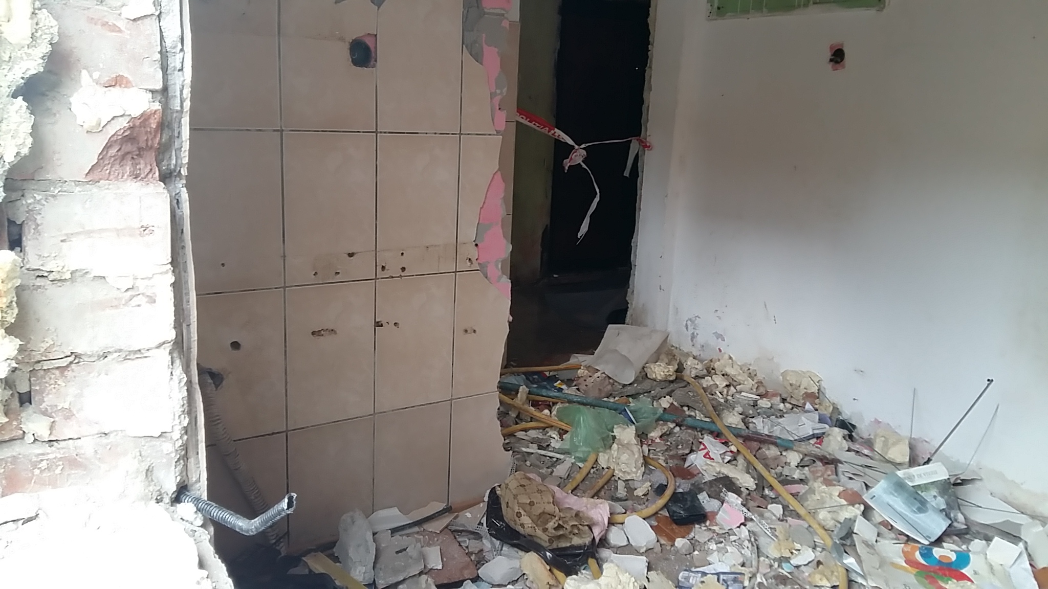 VIDEO REPORTAJ/ Evacuare cu scandal din blocul "Turturica", la Alba Iulia: „Suntem aruncaţi în stradă ca nişte şobolani”| GALERIE FOTO