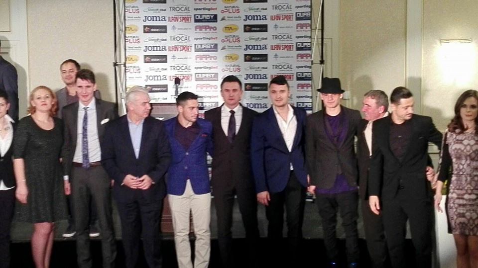 Varianta ”Ianis Hagi, la Euro 2016” prinde viață. La o gală în care a fost premiat, ^puștiul a stat la masă cu pălăria pe cap! GALERIE FOTO