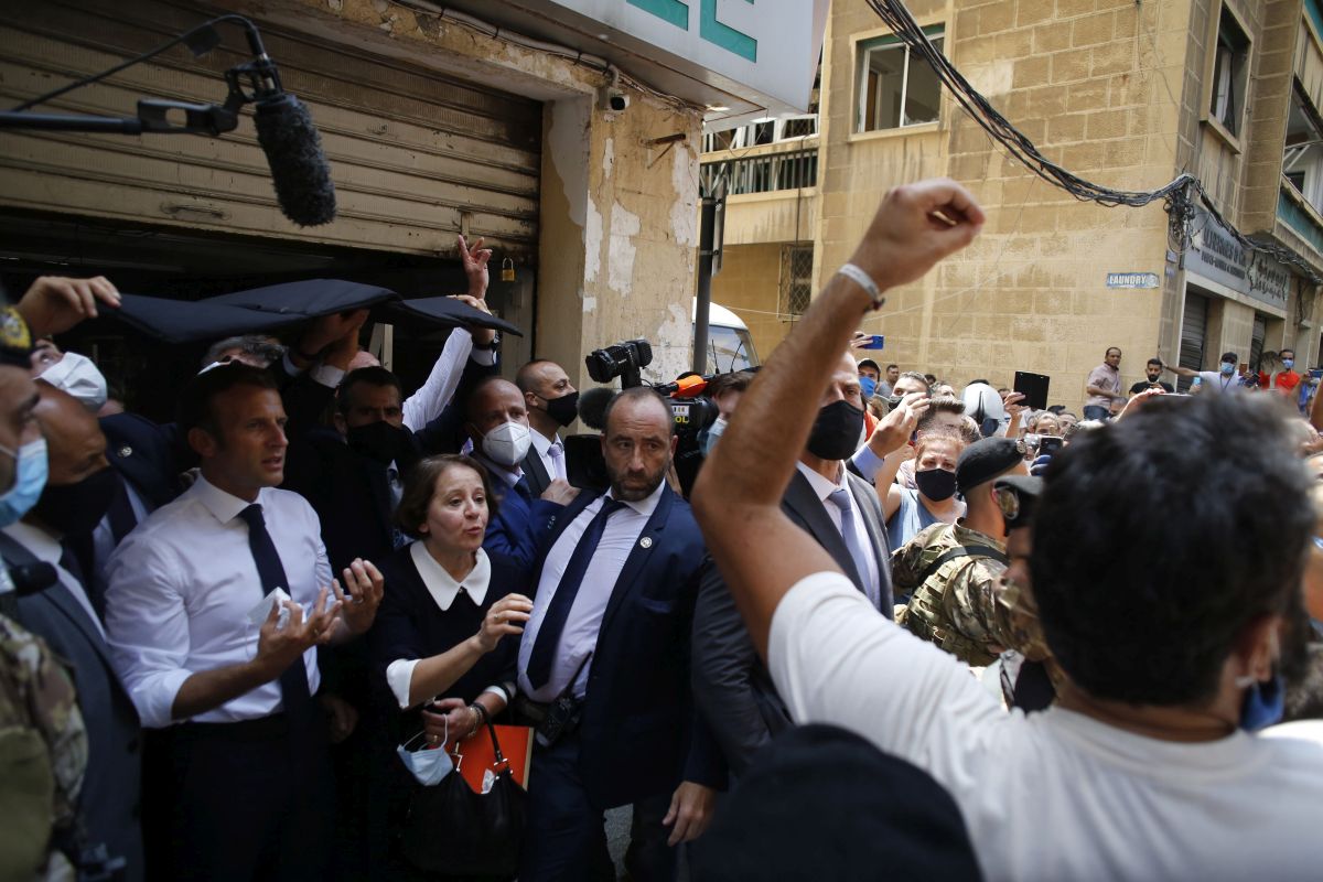 Emmanuel Macron, primit ca un salvator la Beirut, după explozii. Cuprinși de furie, libanezii au cerut ajutorul Franței în timp ce au strigat: “Revoluție!”