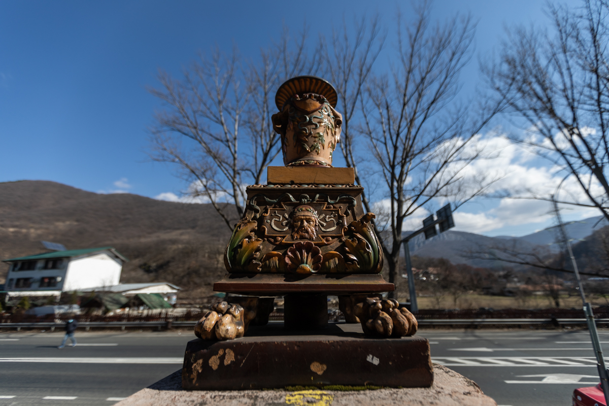 Cum au dispărut ornamentele din Baia Neptun de la Herculane, pe care un grup de tineri încearcă să o salveze. „Dacă te uiți prin oraș, o să le vezi montate pe case, pe balcoane”