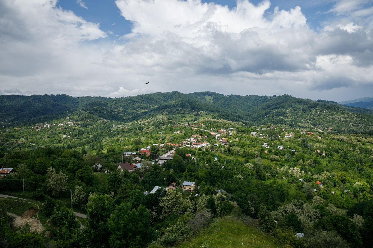 Reportaj în comuna Șotrile, în care fostul primar condamnat pentru pornografie infantilă candidează din nou. „Fata a fost de vină” vs „În ce lume trăim?”