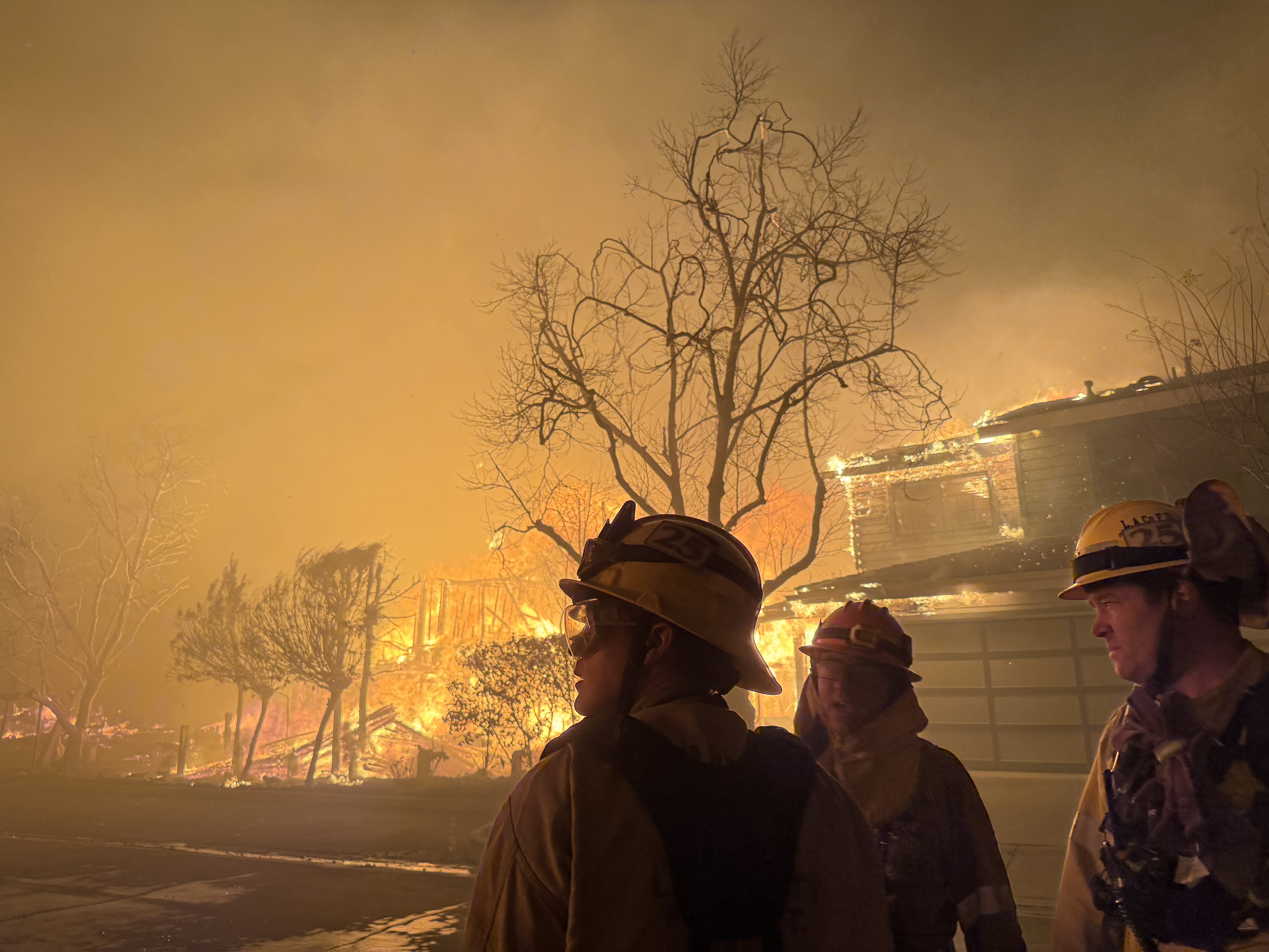 Doi bărbați și câinele lor au rămas blocați în propria locuință de lux din Los Angeles, înconjurați de flăcări