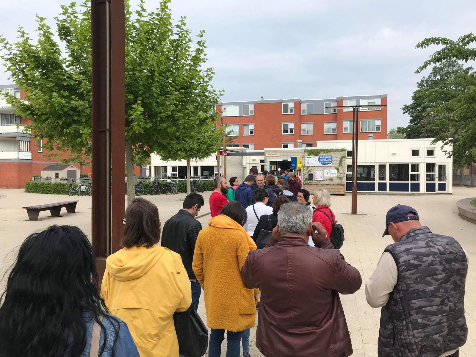 FOTO, VIDEO | Imagini incredibile la Londra: coadă interminabilă la secția de votare din cartierul botezat „Little Romania”! Mobilizare exemplară a diasporei și în Germania, Italia, Olanda și Belgia