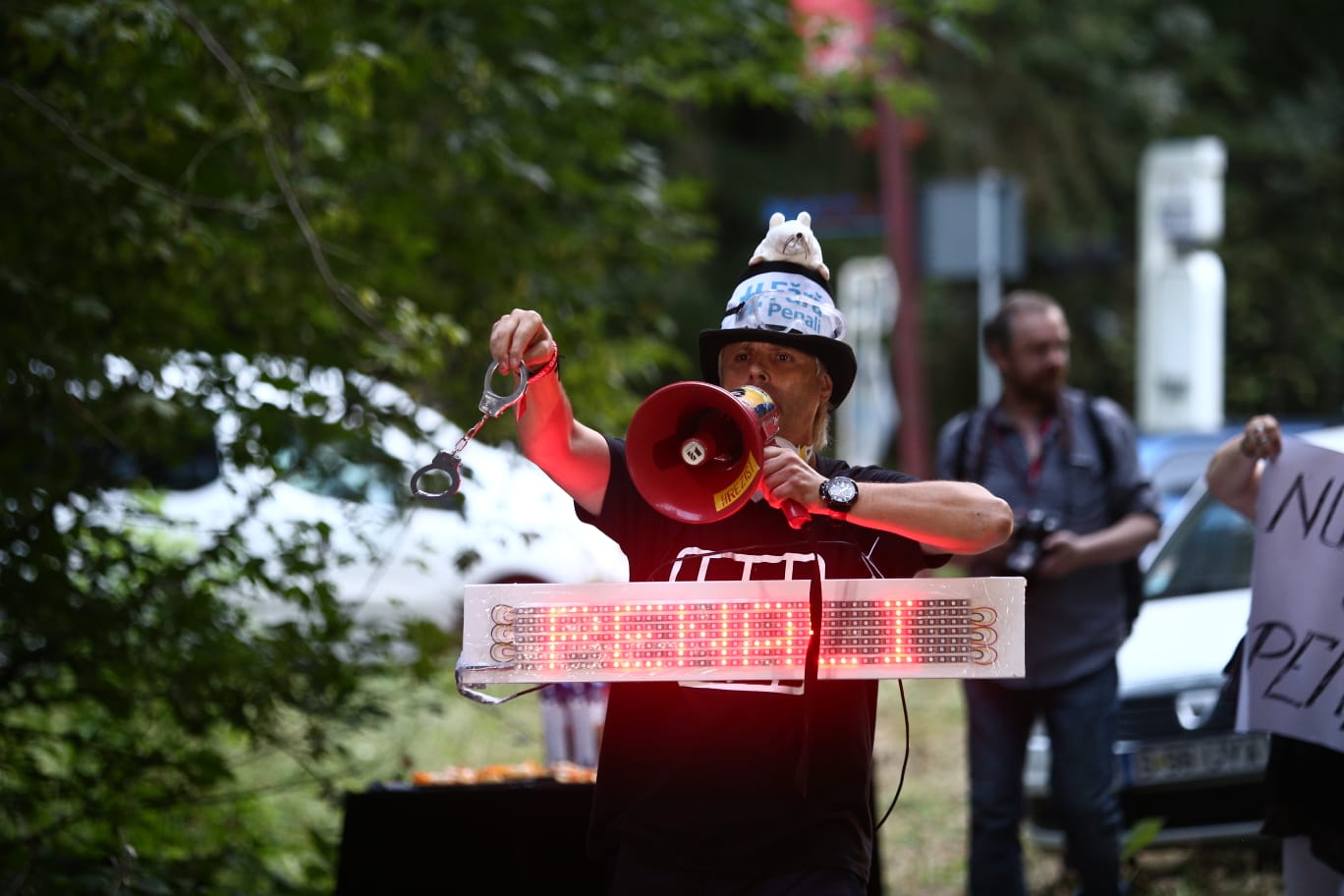 FOTO. Scandal la nunta fiului lui Liviu Dragnea, de la Palatul Snagov; Protestatarii blochează mașinile invitaților și strigă lozinci anti-PSD
