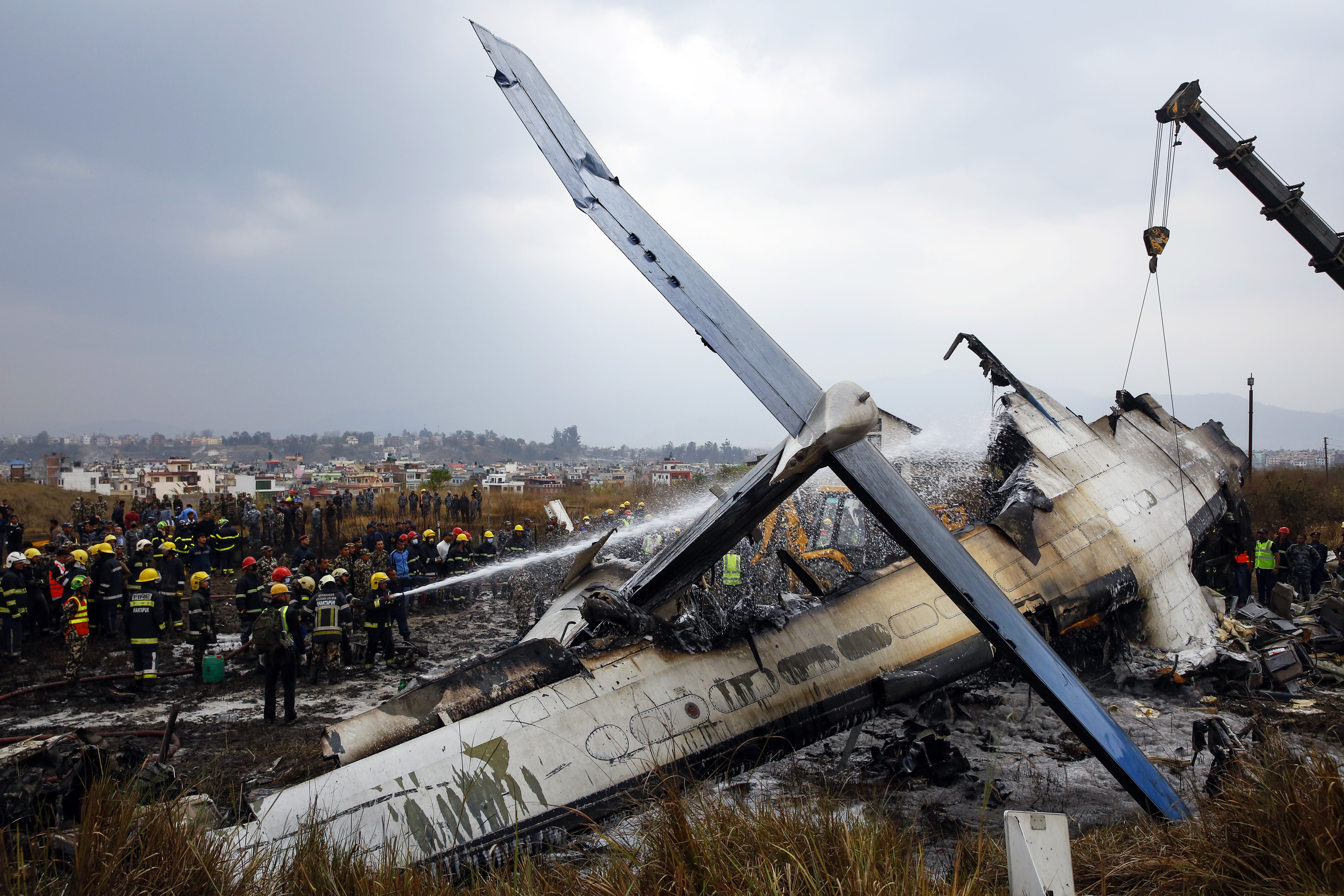 FOTO | Avion prăbușit pe aeroportul din Kathmandu, Nepal 49 de oameni au murit