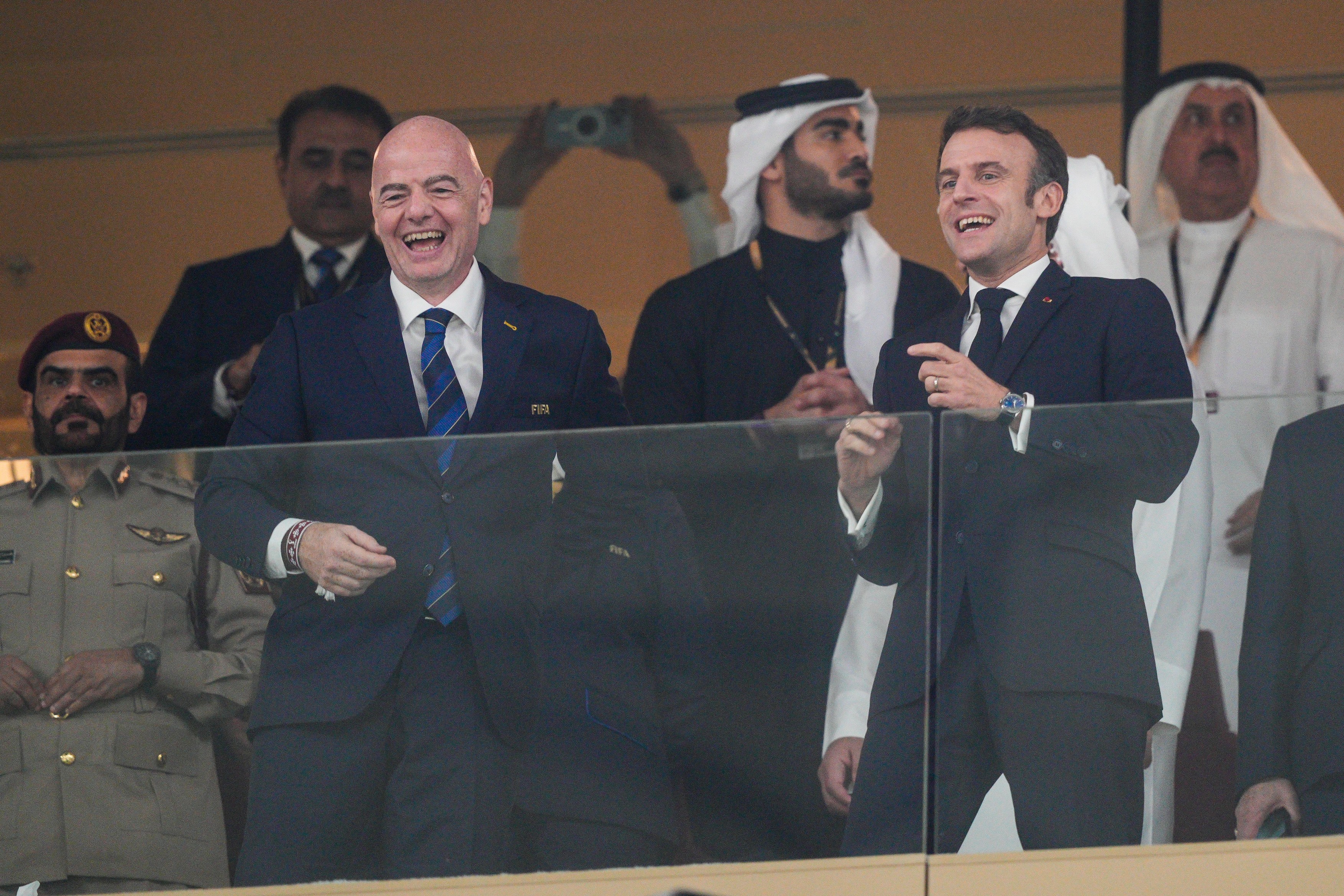 Emoțiile lui Macron. Președintele francez a trăit intens fiecare minut al finalei și l-a consolat pe Mbappe după meci