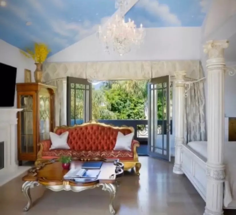 Imagini din vila în care Monica Gabor locuiește în America cu Mr. Pink. Au SPA acasă și vinotecă la subsol