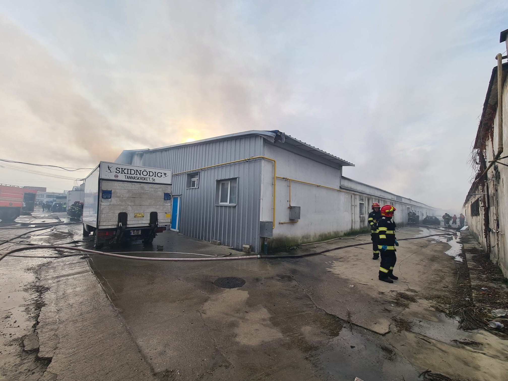Incendiu puternic la o hală din Pantelimon. Intervin pompierii cu 8 autospeciale