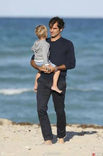 Federer și-a scos fetele la plajă. Campionul elvețian se relaxează la Miami / GALERIE FOTO