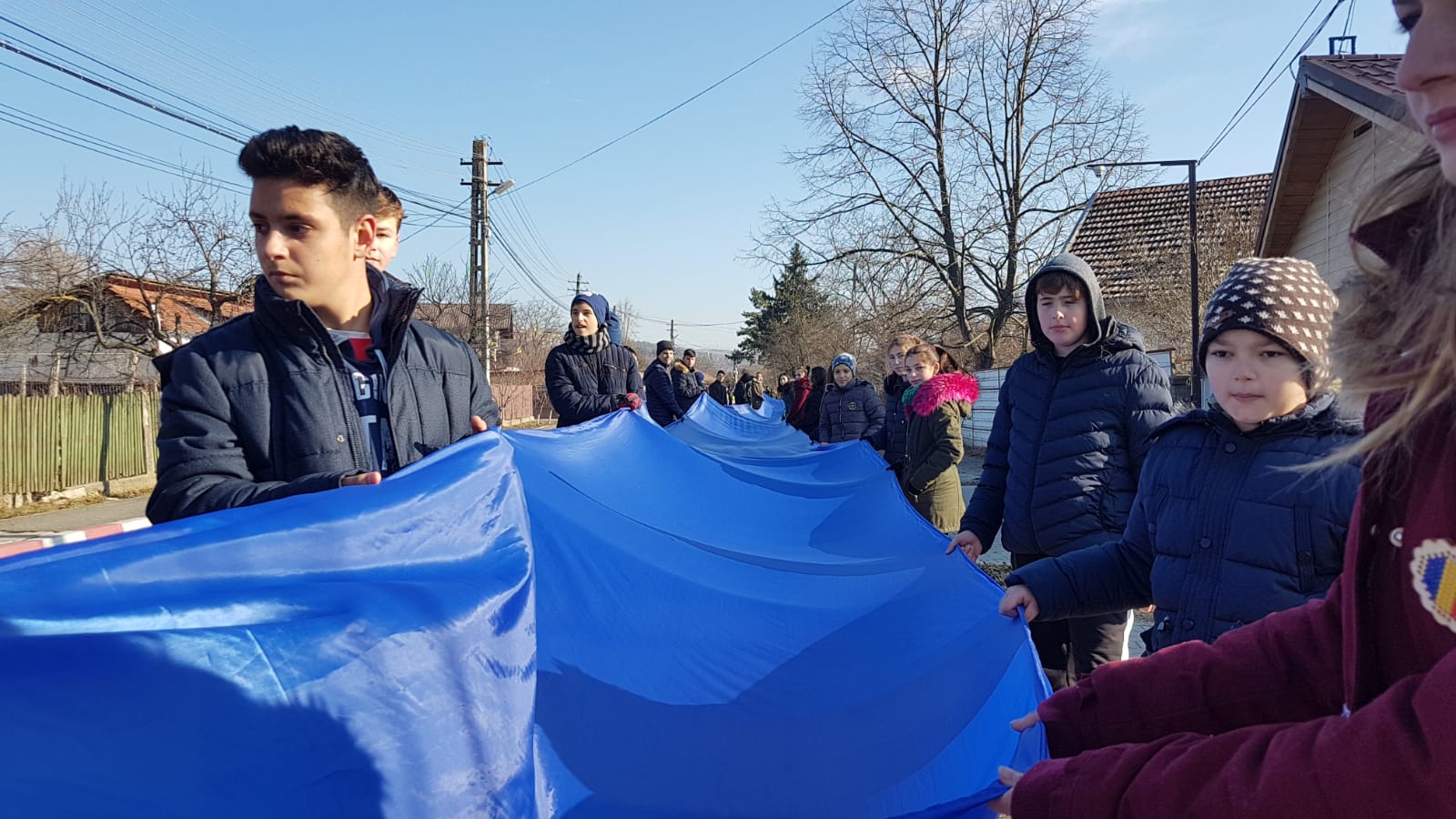 FOTO/ Tricolor de 200 de metri confecționat de elevii unei comune din Buzău, purtat pe străzi de Ziua Națională
