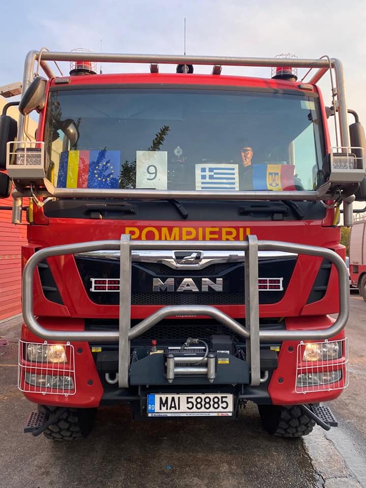 Pompierii români trimiși în Grecia intervin pe insula Evia, care arde ca o torță uriașă de câteva zile