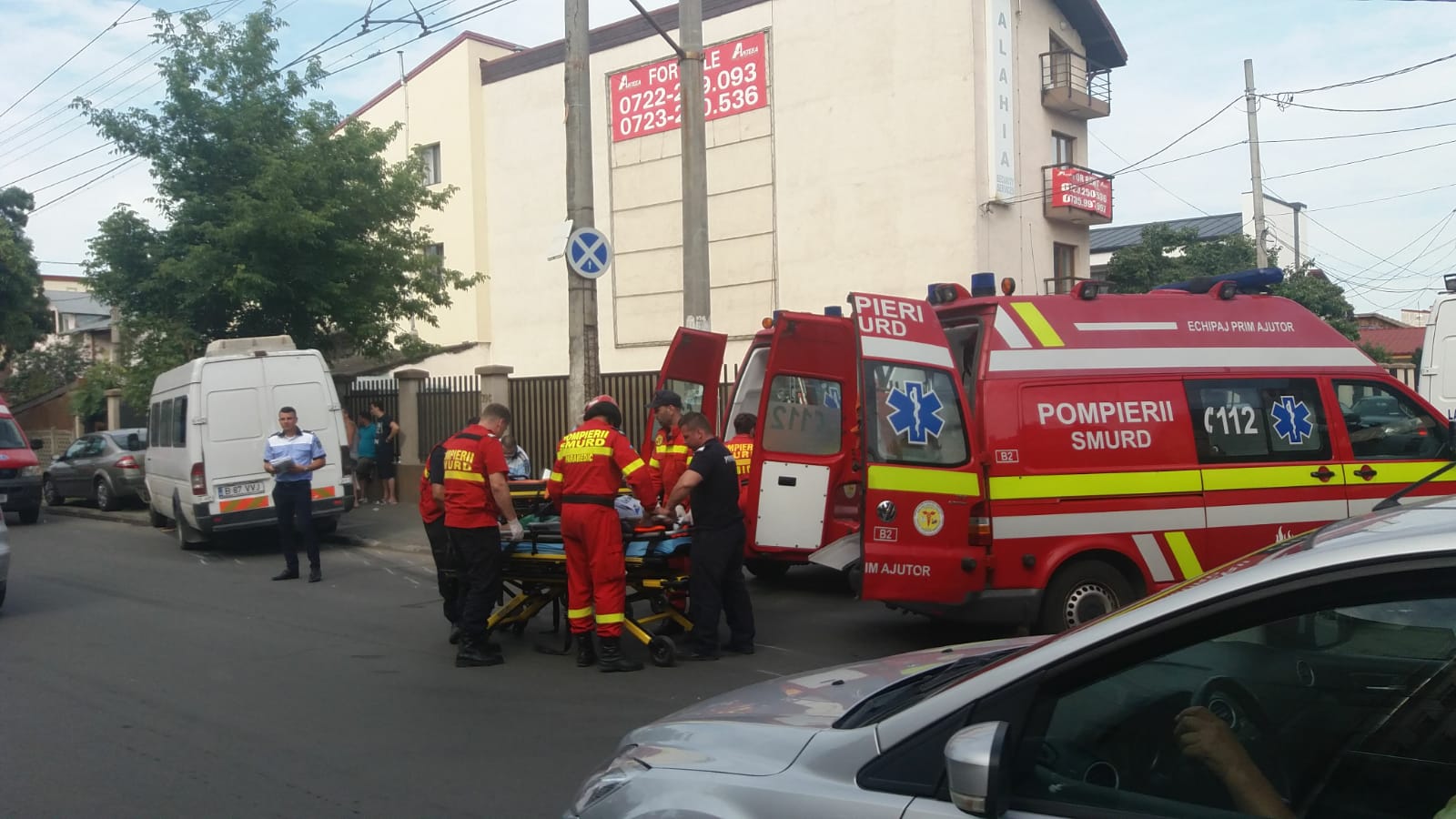 UPDATE. Un microbuz a intrat într-un copac pe Şoseaua Antiaeriană din Bucureşti