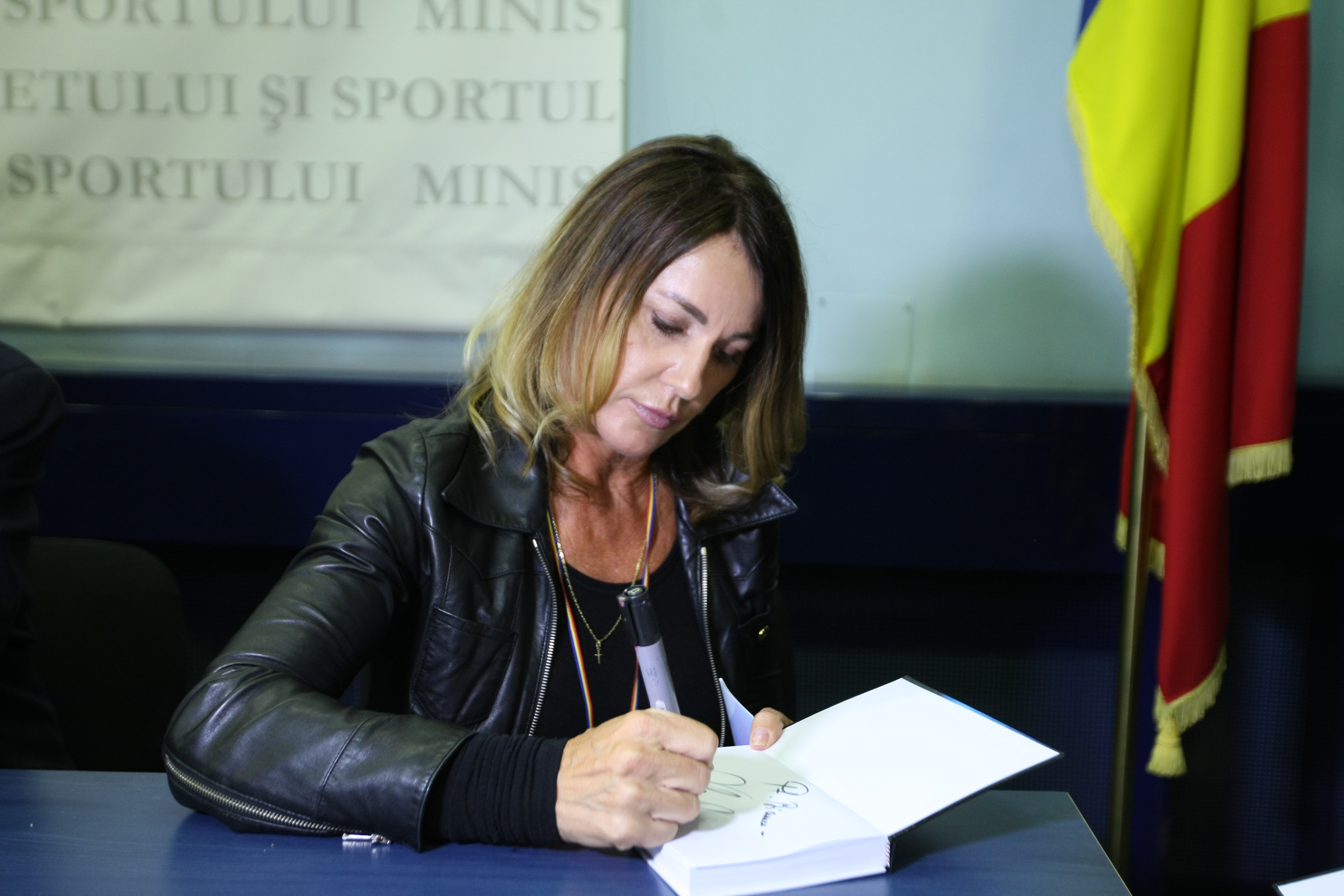 Nicolae Vieru și-a lansat o carte despre gimnastică, dar și în care Ilie Năstase are partea lui de glorie: ^”Ne-a dus acasă la Diana Ross!”. Nasty confirmă și aruncă ”bomba”: ”Am și divorțat după aia!” / GALERIE FOTO