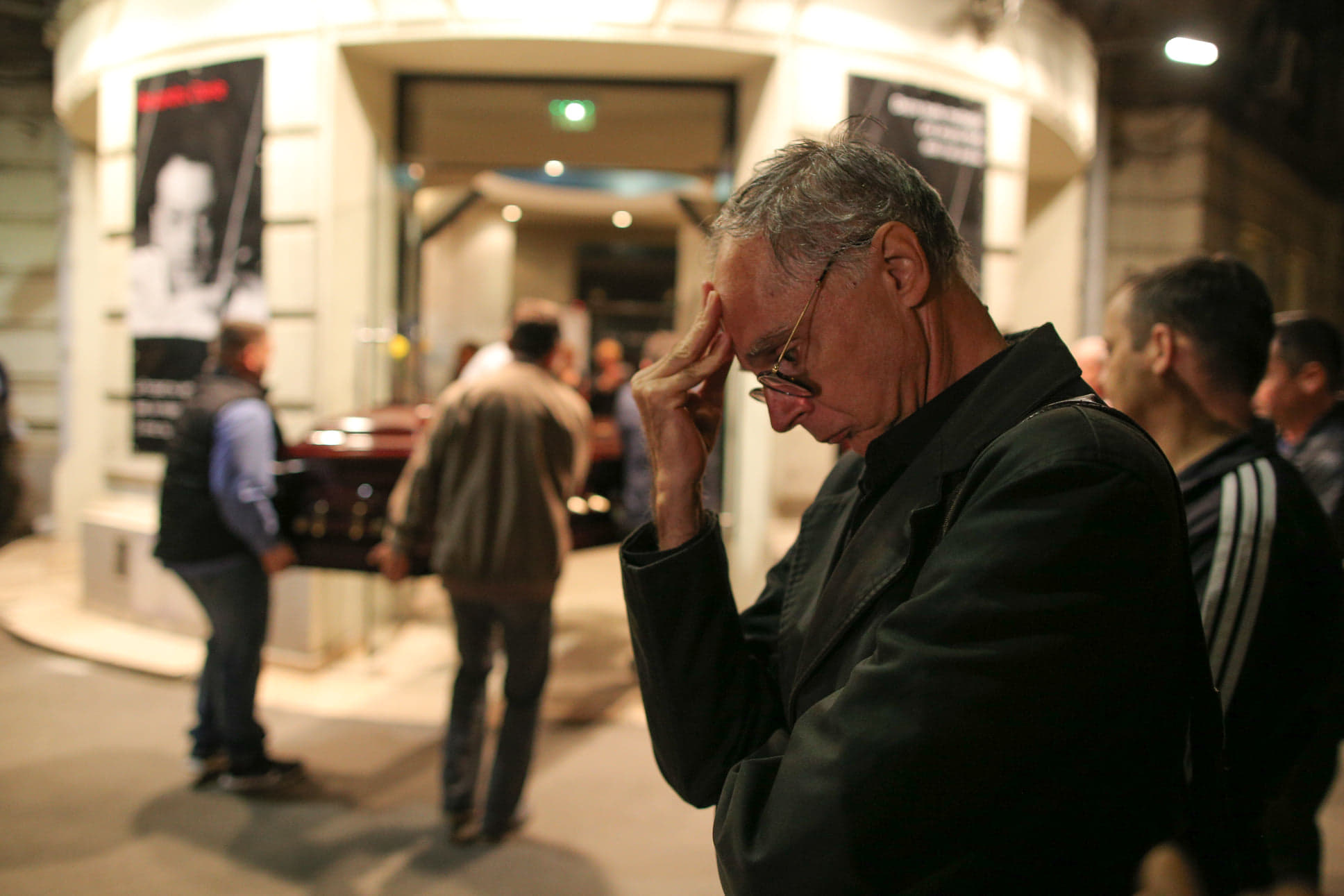 Trupul neînsufleţit al lui Ducu Darie a fost depus la Teatrul Bulandra. Actrița Oana Pellea, îndurerată, la căpătâiul regizorului