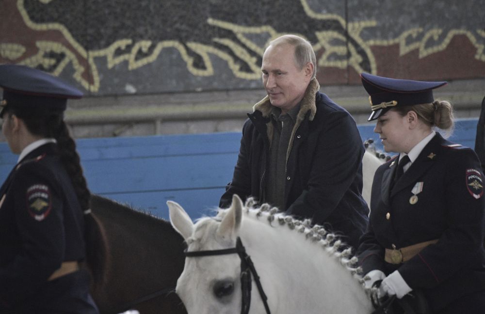 Vladimir Putin a defilat călare împreună cu polițistele din Moscova / FOTO&VIDEO